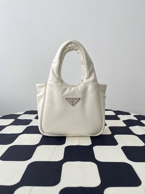 프라다 소프트 패딩 리나일론 미니백 [매장가 245만원대]