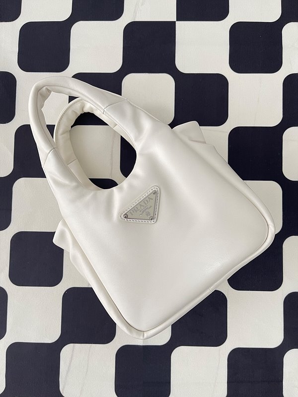 프라다 소프트 패딩 리나일론 미니백 [매장가 245만원대]