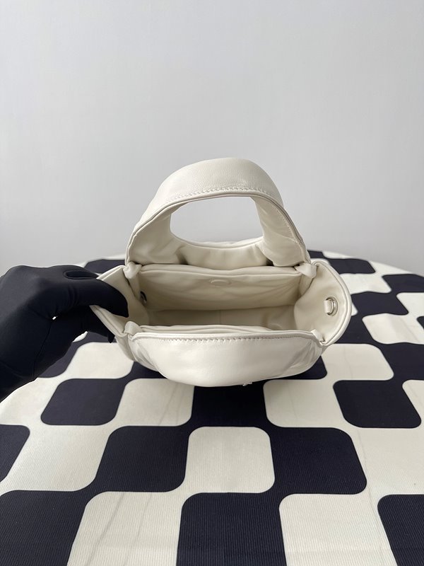 프라다 소프트 패딩 리나일론 미니백 [매장가 245만원대]