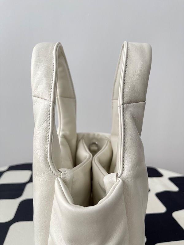 프라다 소프트 패딩 리나일론 미니백 [매장가 245만원대]