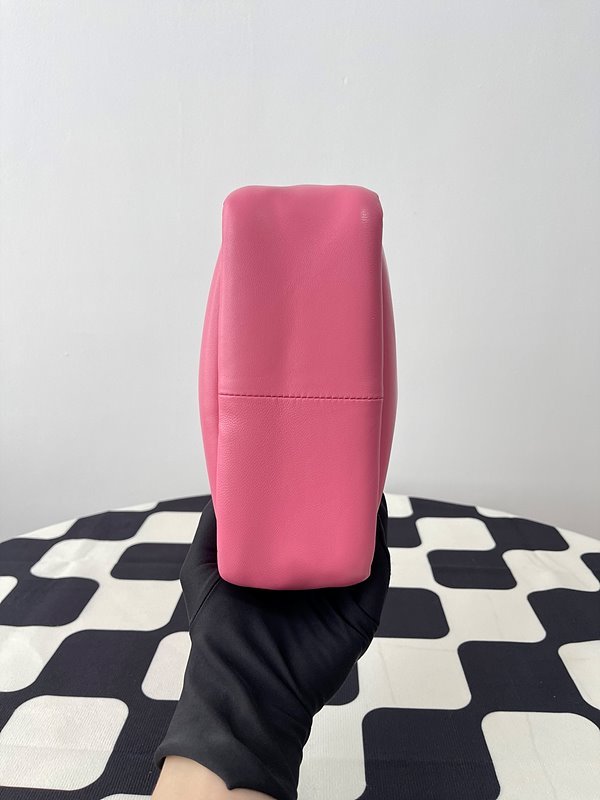 프라다 소프트 패딩 리나일론 미니백 [매장가 245만원대]