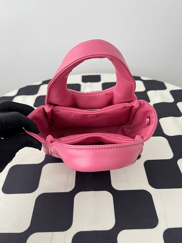 프라다 소프트 패딩 리나일론 미니백 [매장가 245만원대]