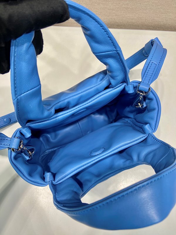 프라다 소프트 패딩 리나일론 미니백 [매장가 245만원대]