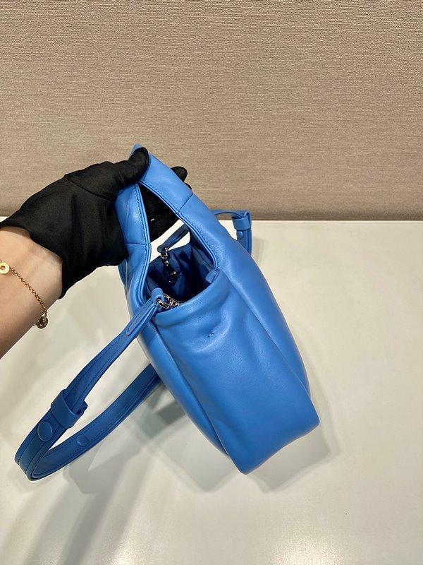 프라다 소프트 패딩 리나일론 미니백 [매장가 245만원대]