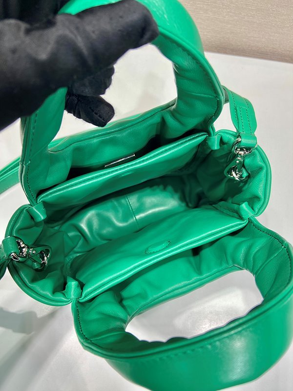 프라다 소프트 패딩 리나일론 미니백 [매장가 245만원대]