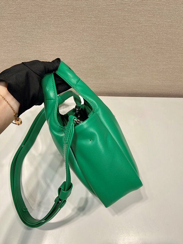 프라다 소프트 패딩 리나일론 미니백 [매장가 245만원대]