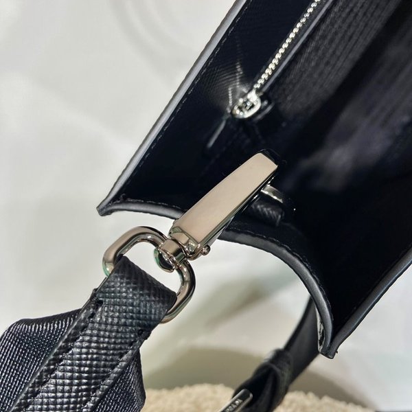 프라다 사피아노 가죽 토트백 [매장가 460만원대]