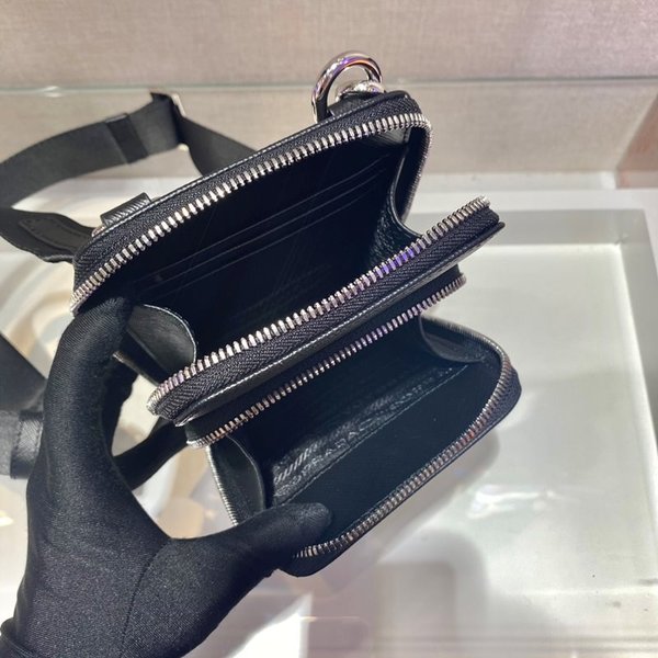 프라다 사피아노 가죽 스마트폰 케이스 [매장가 189만원대]