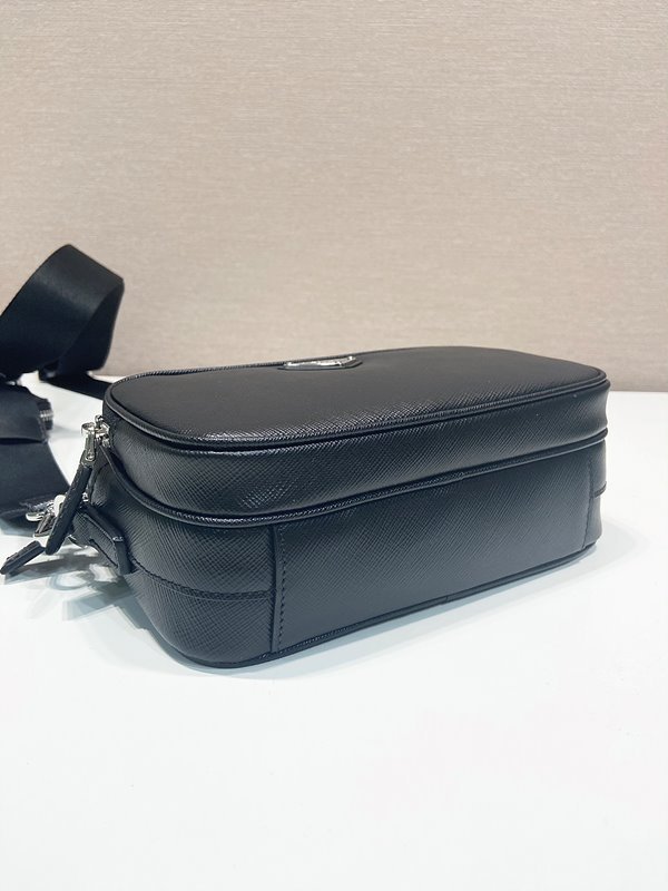 프라다 사피아노 가죽 숄더백 [매장가 375만원대]