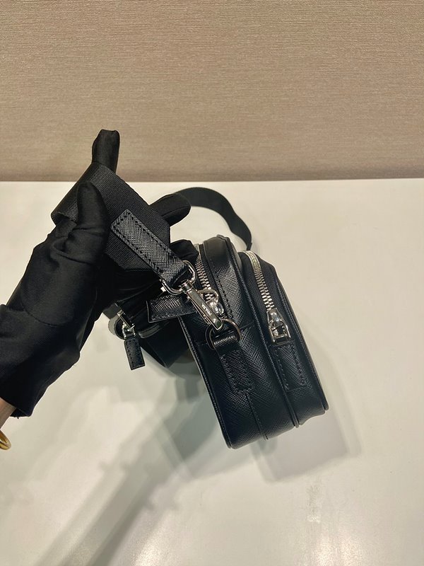 프라다 사피아노 가죽 숄더백 [매장가 375만원대]