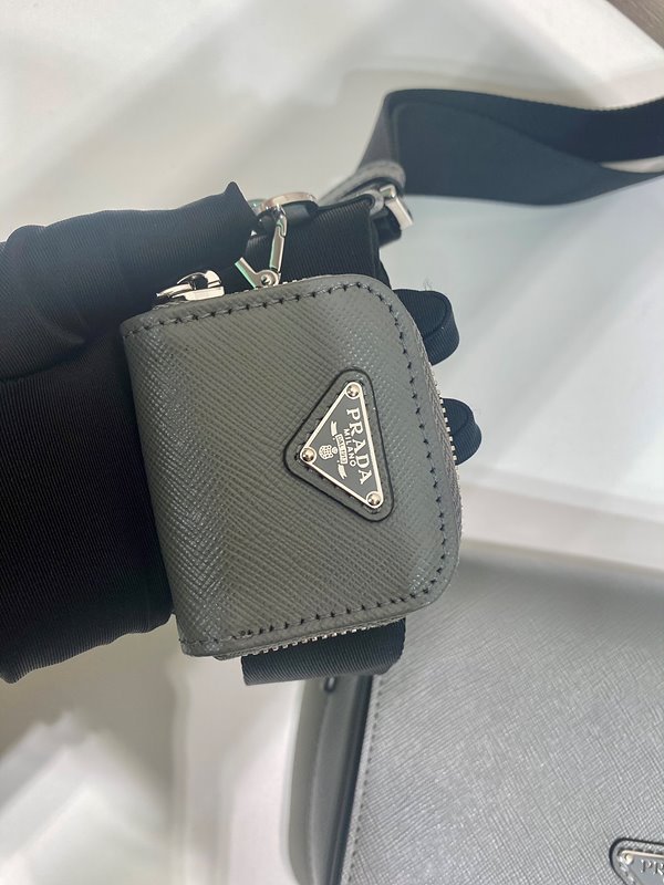 프라다 사피아노 가죽 숄더백 [매장가 375만원대]