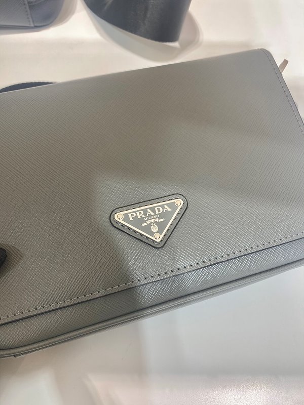 프라다 사피아노 가죽 숄더백 [매장가 375만원대]