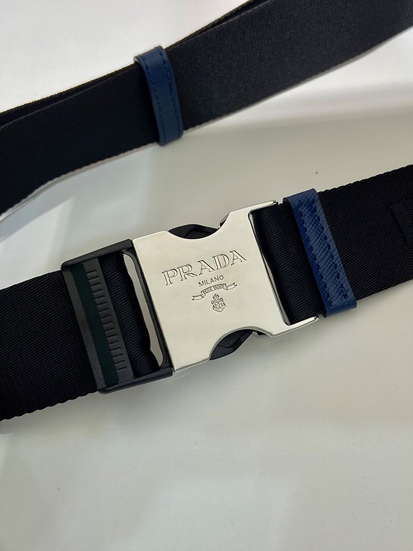 프라다 사피아노 가죽 벨트백 [매장가 245만원대]