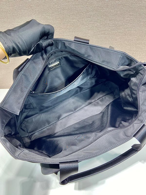 프라다 사피아노 가죽 및 리나일론 토트백 [매장가 320만원대]