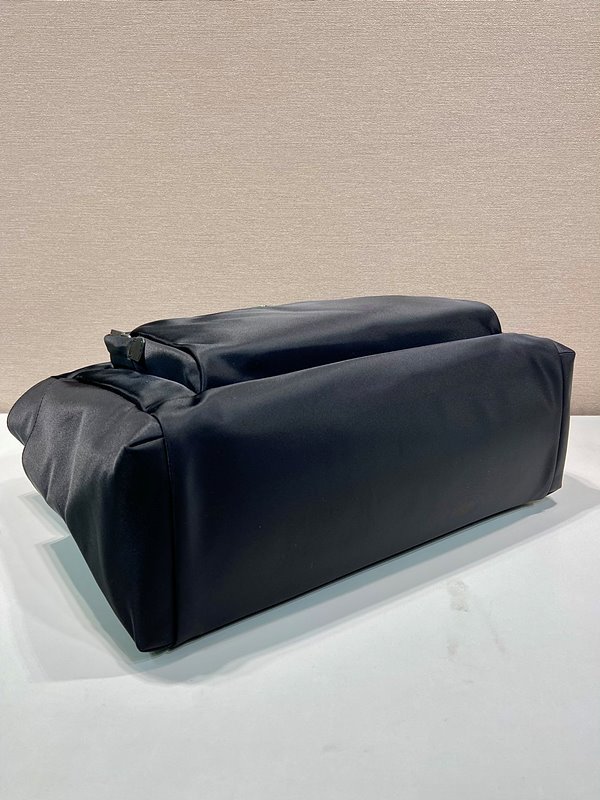 프라다 사피아노 가죽 및 리나일론 토트백 [매장가 320만원대]