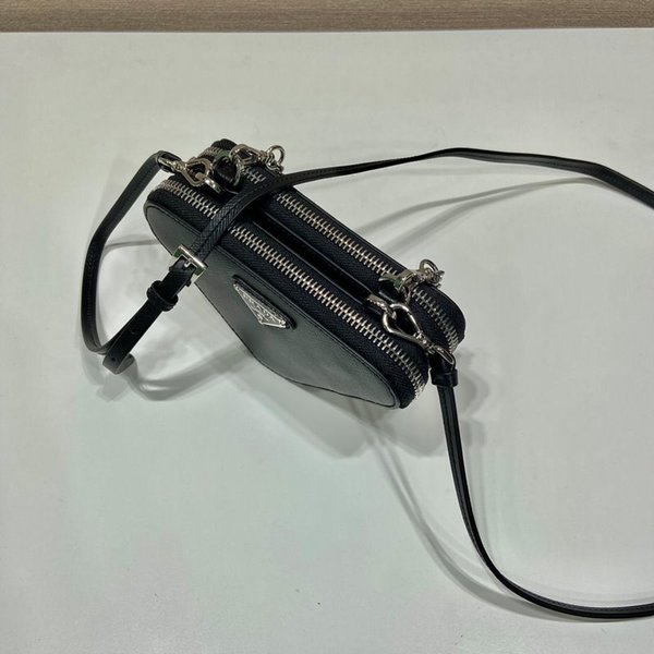 프라다 사피아노 가죽 미니 파우치 [매장가 185만원대]