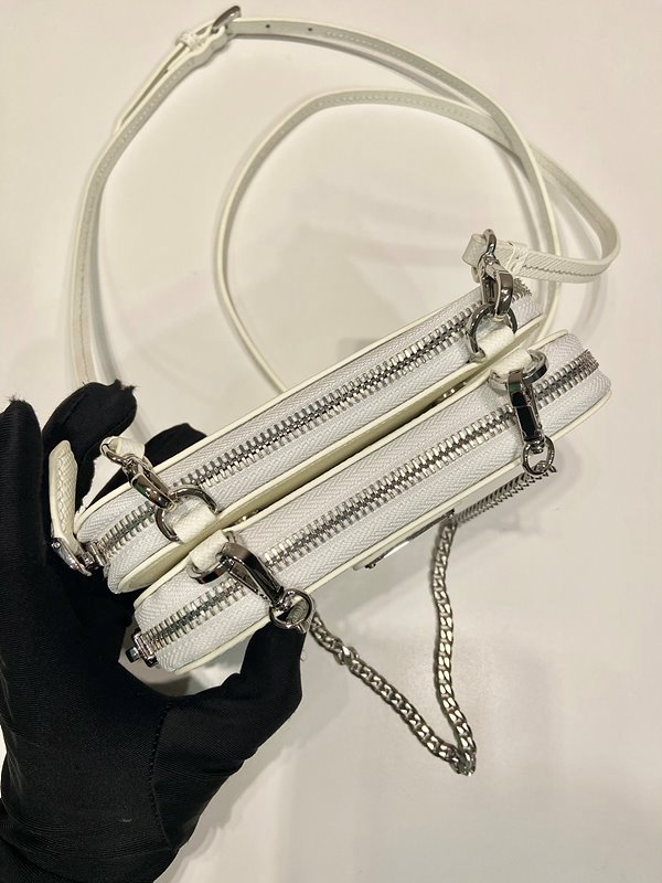 프라다 사피아노 가죽 미니 파우치 [매장가 185만원대]