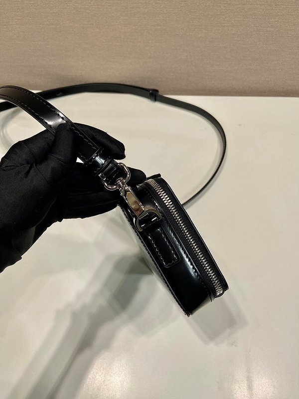 프라다 브리크 브러쉬드 가죽백 [매장가 320만원대]