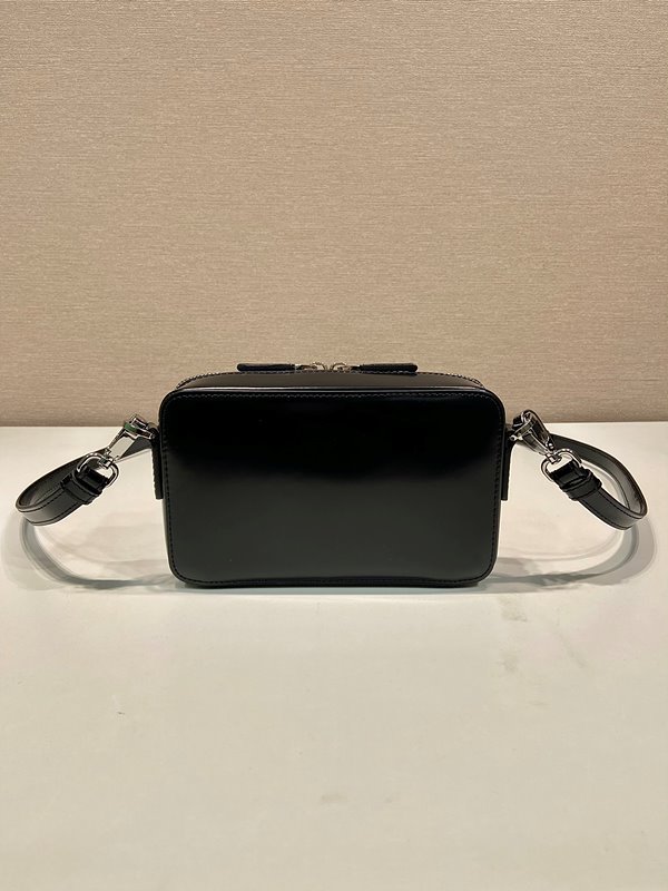 프라다 브리크 브러쉬드 가죽백 [매장가 320만원대]