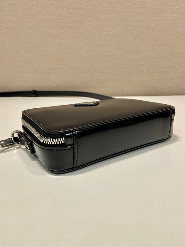 프라다 브리크 브러쉬드 가죽백 [매장가 320만원대]