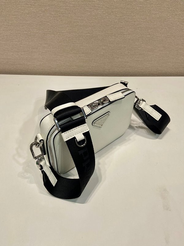 프라다 브리크 브러쉬드 가죽백 [매장가 320만원대]