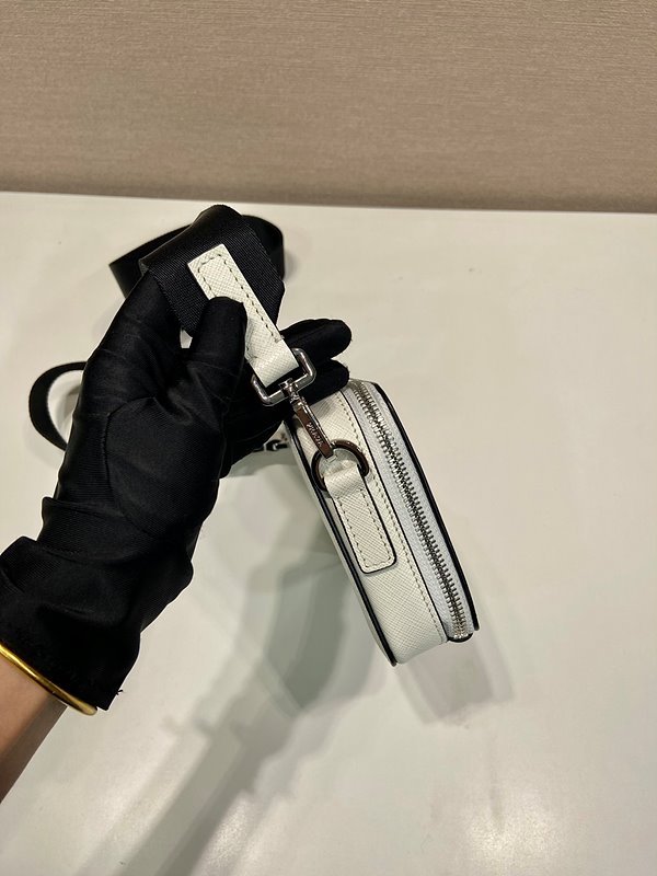 프라다 브리크 브러쉬드 가죽백 [매장가 320만원대]