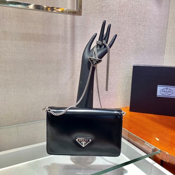 프라다 브러쉬드 가죽 숄더백 [매장가 330만원대]