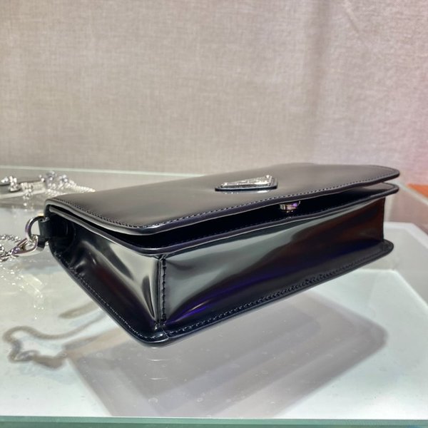 프라다 브러쉬드 가죽 숄더백 [매장가 330만원대]