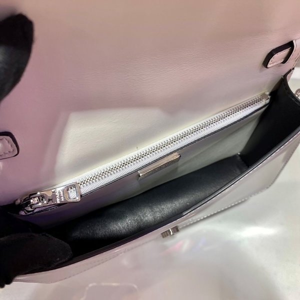 프라다 브러쉬드 가죽 숄더백 [매장가 330만원대]