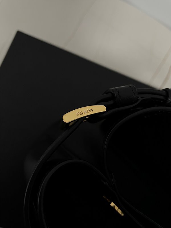 프라다 벨트가 있는 스몰 가죽 핸드백 [매장가 475만원대]