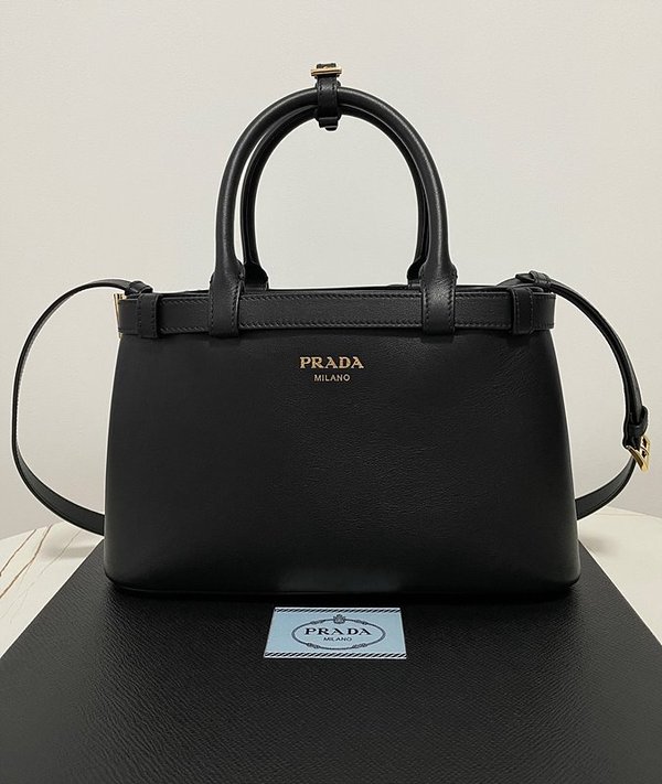 프라다 벨트가 있는 스몰 가죽 핸드백 [매장가 475만원대]