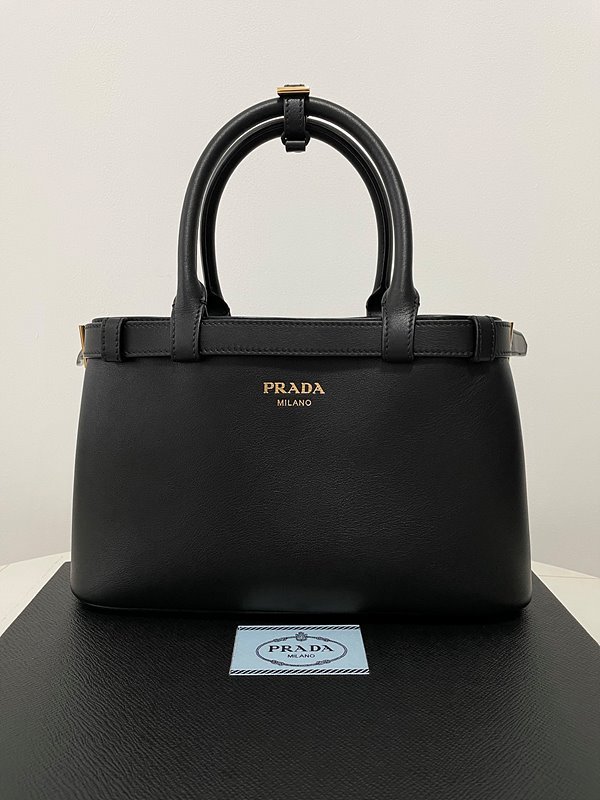 프라다 벨트가 있는 스몰 가죽 핸드백 [매장가 475만원대]