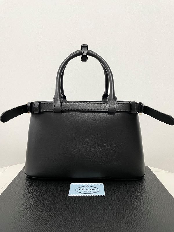 프라다 벨트가 있는 스몰 가죽 핸드백 [매장가 475만원대]