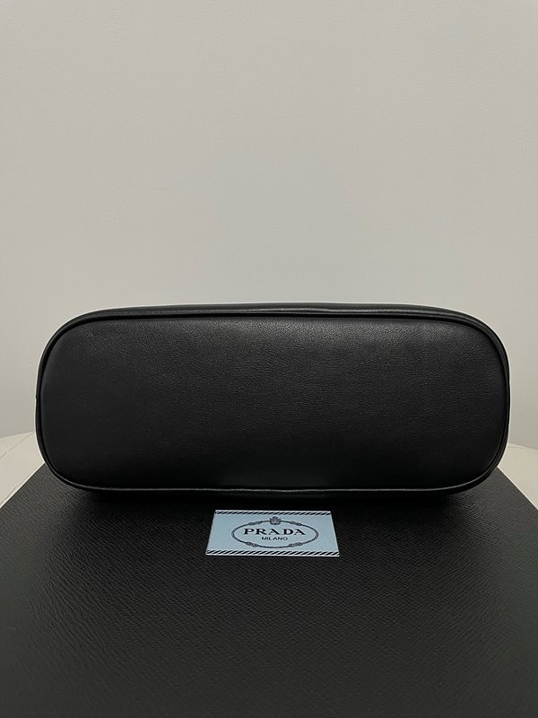 프라다 벨트가 있는 스몰 가죽 핸드백 [매장가 475만원대]