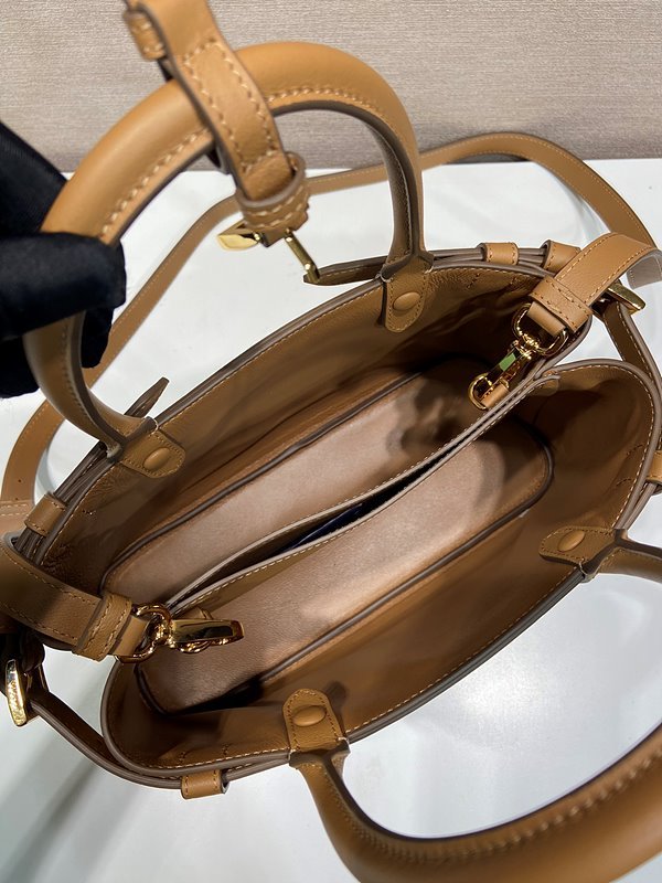 프라다 벨트가 있는 스몰 가죽 핸드백 [매장가 475만원대]