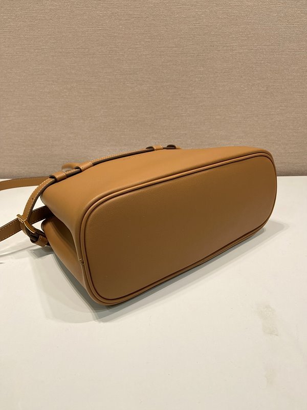 프라다 벨트가 있는 스몰 가죽 핸드백 [매장가 475만원대]