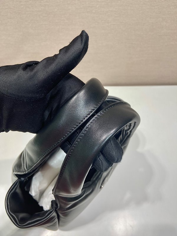 프라다 미디엄 패딩 소프트 나파 가죽백 [매장가 525만원대]