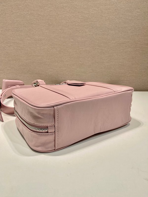 프라다 미디엄 앤티크 나파 가죽 탑 핸들백 [매장가 490만원대]