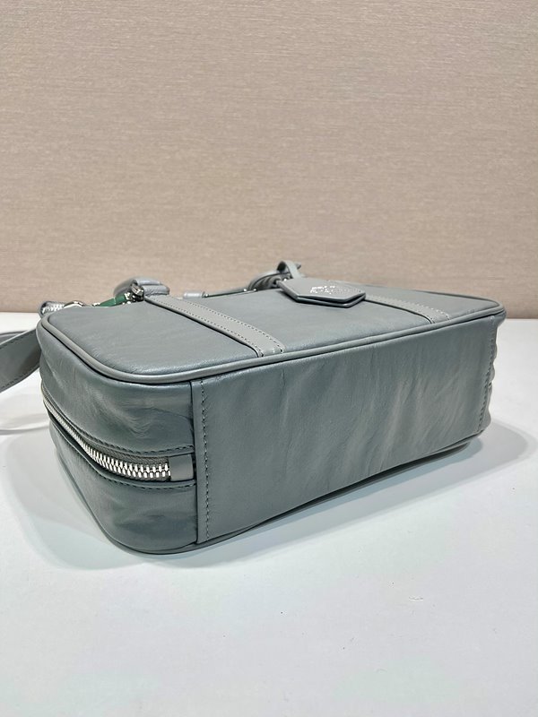 프라다 미디엄 앤티크 나파 가죽 탑 핸들백 [매장가 490만원대]