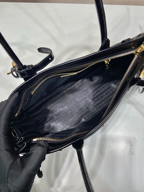 프라다 미디엄 가죽 핸드백 [매장가 345만원대]