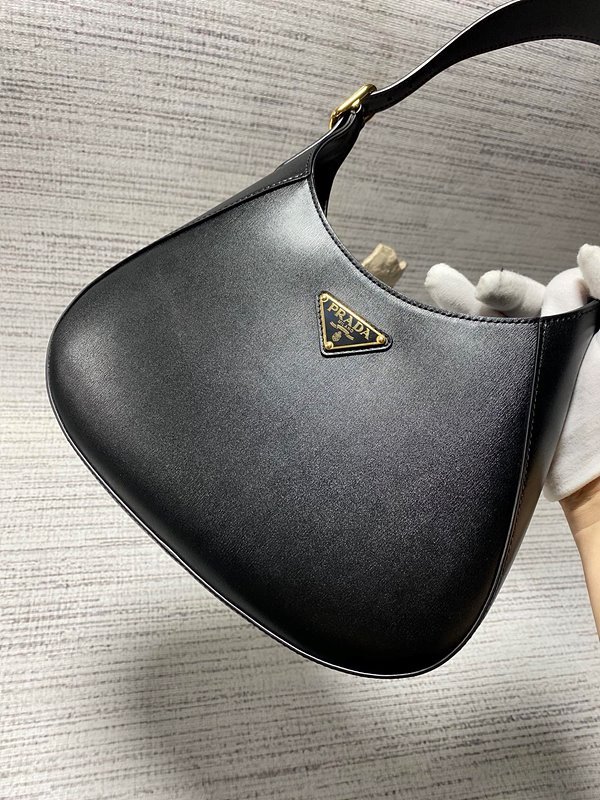 프라다 미디엄 가죽 숄더백 [매장가 395만원대]
