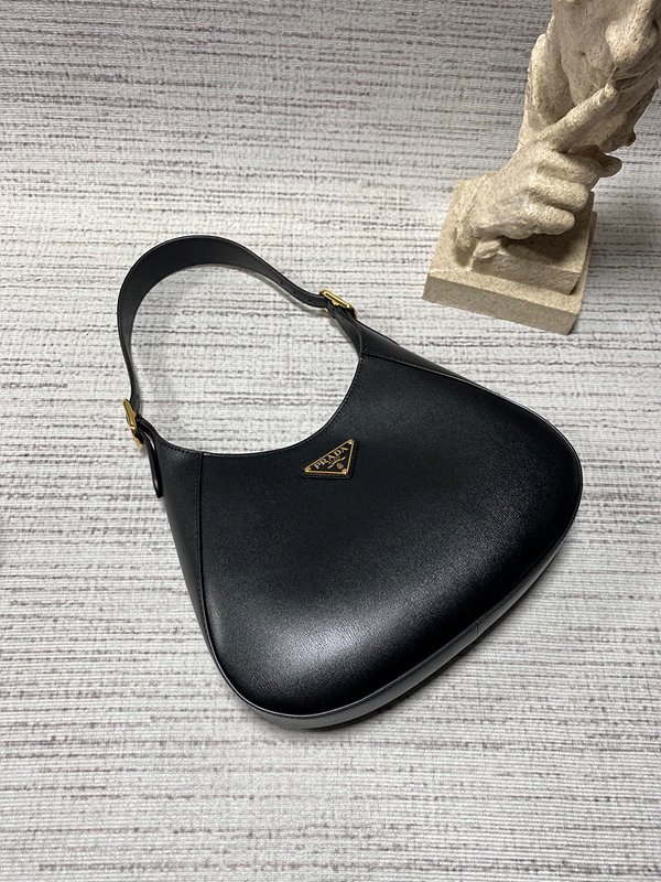 프라다 미디엄 가죽 숄더백 [매장가 395만원대]