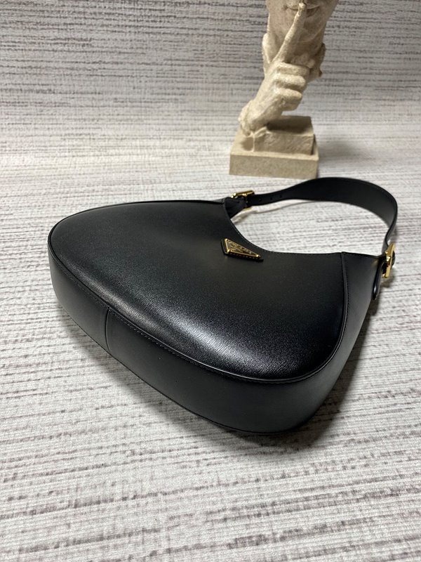 프라다 미디엄 가죽 숄더백 [매장가 395만원대]