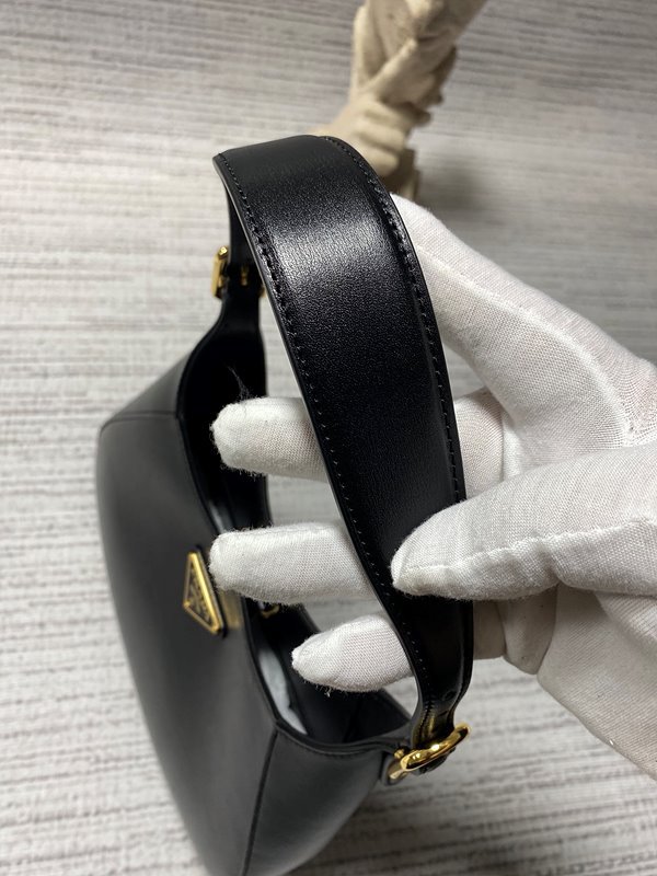 프라다 미디엄 가죽 숄더백 [매장가 395만원대]