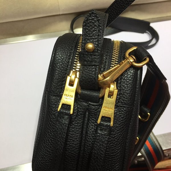 프라다 미디엄 가죽백 [매장가 395만원대]