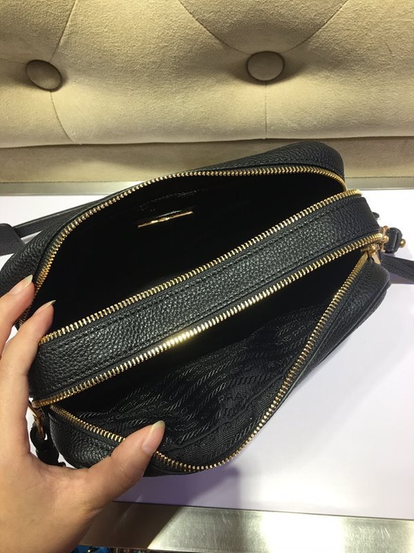 프라다 미디엄 가죽백 [매장가 395만원대]