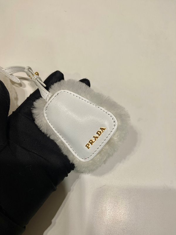 프라다 미니 트라이앵글 로고 시어링 숄더백 [매장가 300만원대]