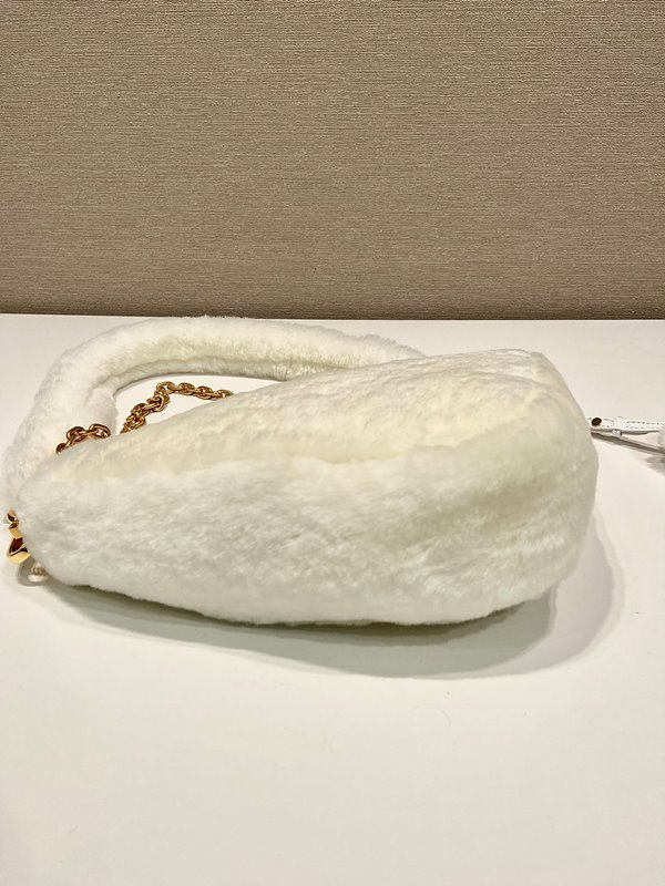 프라다 미니 트라이앵글 로고 시어링 숄더백 [매장가 300만원대]