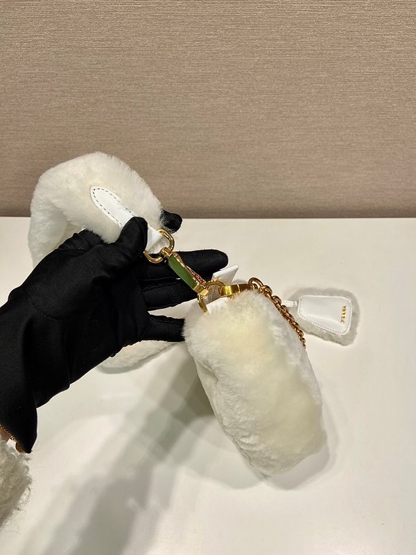 프라다 미니 트라이앵글 로고 시어링 숄더백 [매장가 300만원대]