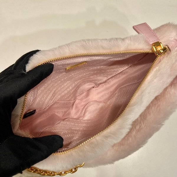 프라다 미니 트라이앵글 로고 시어링 숄더백 [매장가 300만원대]